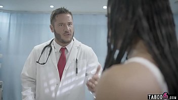 汚い大きなディックの医者によってテストされた黒人の十代の運動選手