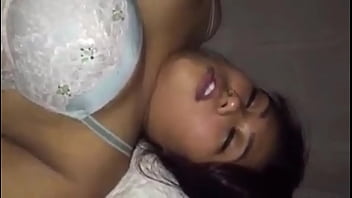 彼女が侵入されたときにいくつかのうめき声