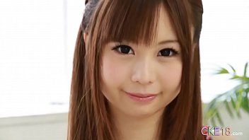 完璧な日本の十代のソロオナニーいじめとディルドプレイ
