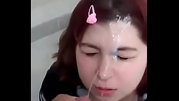 公衆トイレでミルクでいっぱいの顔を持つ赤毛