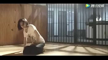女性囚人はほとんど自分自身を小便します