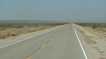 彼女はデザートに立ってバスを止めます-彼女はバスの中に立っていて、何が起こるかを止めることができません