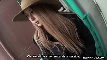 帽子をかぶったアジアのベイビーはゆっくりと太ったペニスを吸います