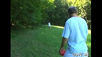 ゴージャスな法定年齢のティーンエイジャーの湯たんぽは、古いディックによって激しく叩かれた剃られたおまんこを取得します