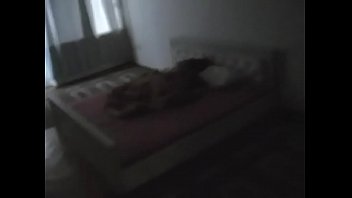 アマチュアベイビーは夜を通して彼女の掛けられた恋人にノンストップで乗ります
