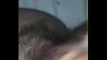 ふしだらな女は彼女のおまんこを叩き、指で触れます