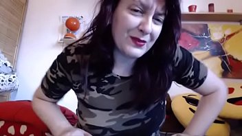 彼女の医療内視鏡を持ったあなたのイタリアの愛人はあなたを彼女の暖かい尿への旅に連れて行きます