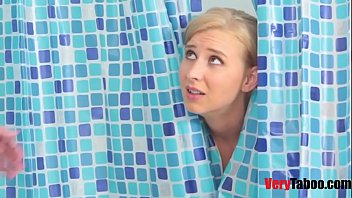 継母は息子のチンポに無条件の愛を持っています