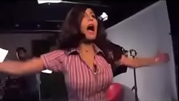 Наим Наим положила руку в молоко