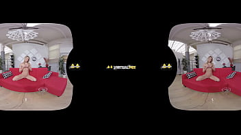 Клаудия Макк ловит свою золотую мочу в стакан в vr порно фильме