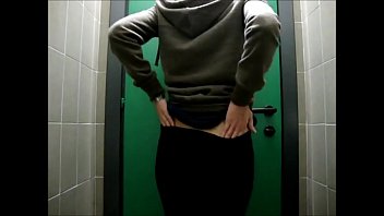 公衆トイレの両方の穴にスプレーボトルを押し込む