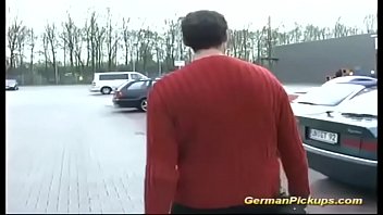 ドイツのティーンは彼女の最初の肛門のために通りから拾いました