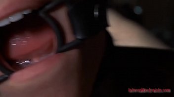入れ墨された美しさは彼女のセクシーなおまんこに電撃的なおもちゃを受け取ります