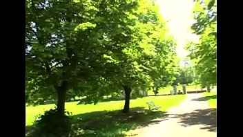 ぽっちゃり老人は目隠しされた法定年齢のティーンエイジャーにディックを吸われてファック