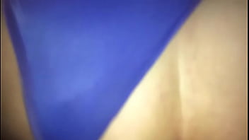 熱いお尻はパンティーを横に置き、dをファックします。隠された