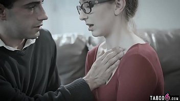 恥ずかしがり屋のティーンはcを取得したいです。見知らぬ人とのセックス中
