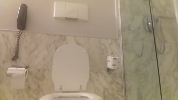 в ванной с рыжей головой