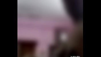 彼女の視聴者に強引なお尻のおっぱいを見せているドリ