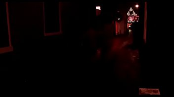 角質の老人がアムステルダムの歓楽街をツアーします