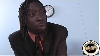 超ホットなベイビーは2人の黒人男性が彼女を使うことを望んでいます
