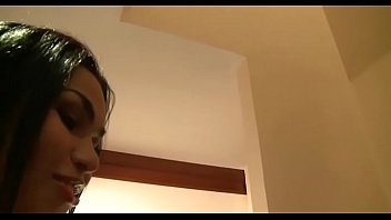 口に水をまく誘惑はハゲ男に顔面騎乗を楽しんでいます