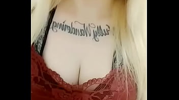 ケリーはいくつかのおっぱいを見せています