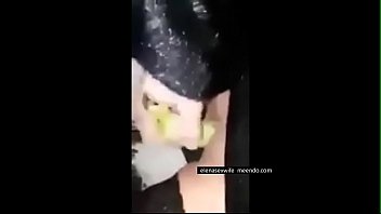 売春婦は運転手の前の道路で車の中でバナナで自慰行為をしていて、激しくうめき声を上げています