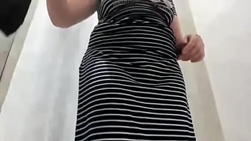 あなたの汚いイタリア人のお母さんはあなたに盗むように教えます、そして、彼女は自慰行為をするために店でパンティーを盗みます