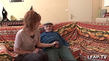 彼女が盗撮パピーを吸っている間、小柄なフランスの赤毛はソドミー化されました