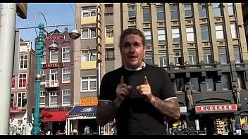 Hawtの男は旅行をして、アムステルダムの売春婦を訪問します