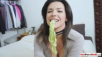 私の欲求不満の巨乳MILF継母の熱い猫をなめる
