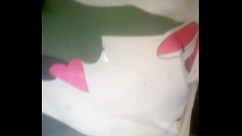 彼女の胸を見せている真新しい