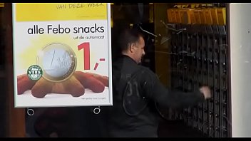 ホットダークフッカーは白い大きなポールを吸い、激しく舐められます