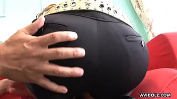ブルネットのふしだらな女三原理恵は、角質の男から猫のおもちゃを受け取ります