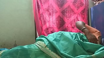 desiインドの角質タミル語テルグ語カンナダ語マラヤーラム語ヒンディー語浮気妻バニサ身に着けているサリー大きなおっぱいと剃った猫プレスハードおっぱいプレスニップ摩擦猫マスターベーション