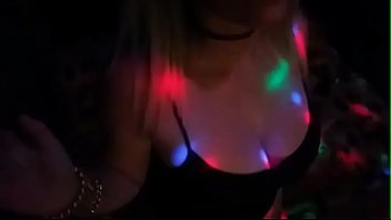 夫の前でワンカーに見せびらかすセックスログに連れて行かれたカサディーニャ