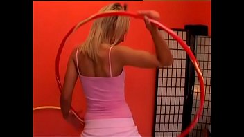遊び心のあるフーラフープガールのサンディシルバーは、彼女の甘いおまんこをなめ、ソファに釘付けにします