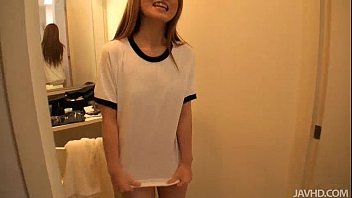 泡立つ坂本ひかりがカメラをからかう