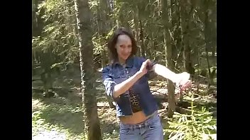 彼の息を呑むようなガールフレンドを完全に裸で角質に撮影する