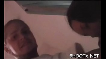 リカのおやつを探している新鮮な女の子は彼女のcuchyをディンドンを取ります