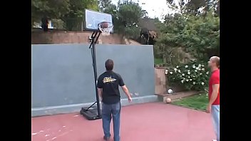 バスケットボールの試合の後、3人のランディホワイトの男ギャングが光沢のある黒いひよこレディアルマーニを強打します