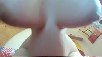 あなたのお母さんのモンスターのおっぱいはあなたの顔にそれらを置き、あなたを窒息させたい