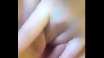 兄は、知らないうちに妹が携帯電話でシリカをプレイしているビデオを取得します