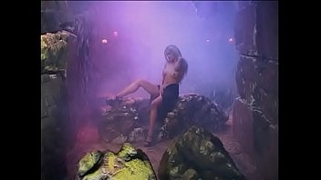 巨乳のジューシーなバナナベルベットローズは墓地に闇の王子を呼びます