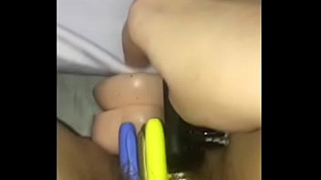 おまんこは1つのオブジェクトには大きすぎます。絶頂に複数の挿入を取ります