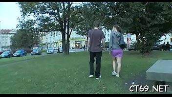 おいしいザーメンの新鮮な負荷は、プレイガールのセクシーな体をカバーしています