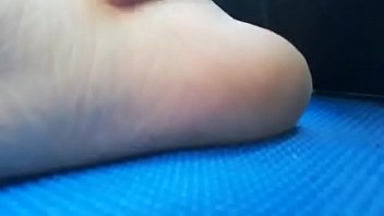 ジムの後の汗まみれの足あなたはそれらすべてを吸いたいですか？