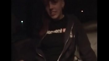 彼女のスタッドのボーイフレンドが彼女の世話をするので、法定年齢のティーンエイジャーのベイビーはあえぎます