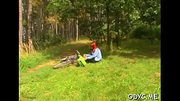 息をのむようなティーンは、古い男に舐められて犯される濡れた亀裂を取得します
