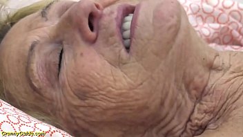 Сексуальную 90-летнюю бабушку грубо трахают